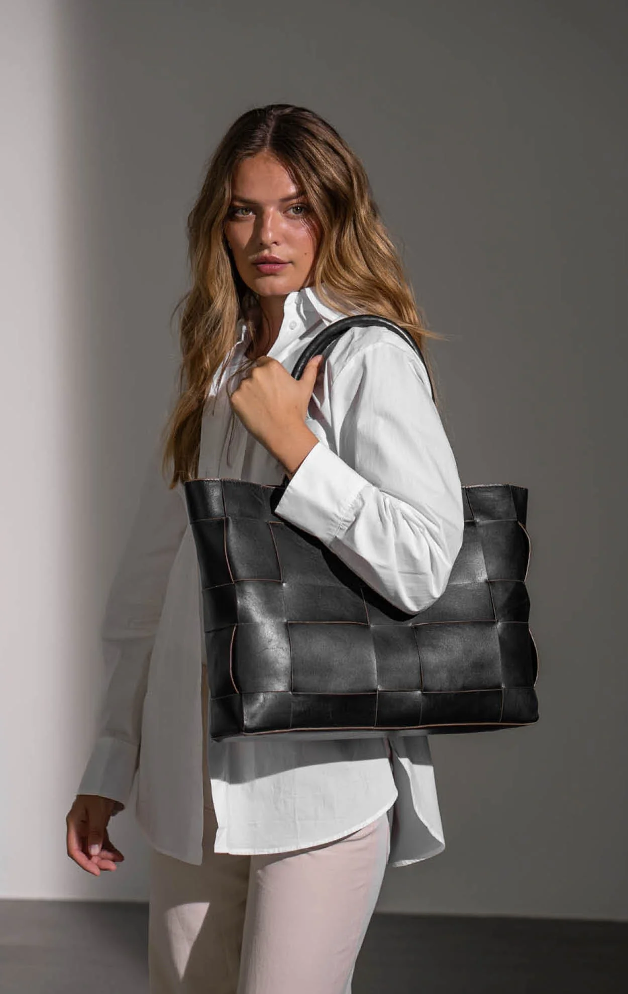 EuleenMBG Shopper, Antique - Image 2