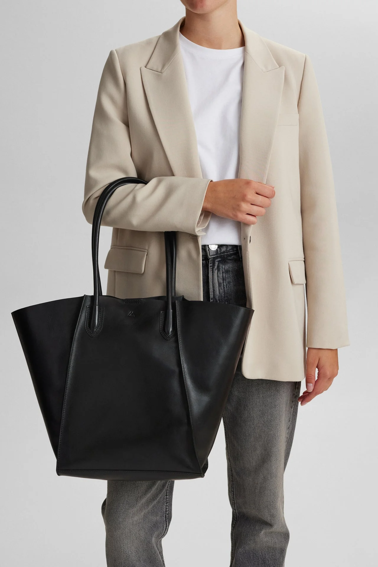 IlsaMBG Shopper, Antique - Image 2