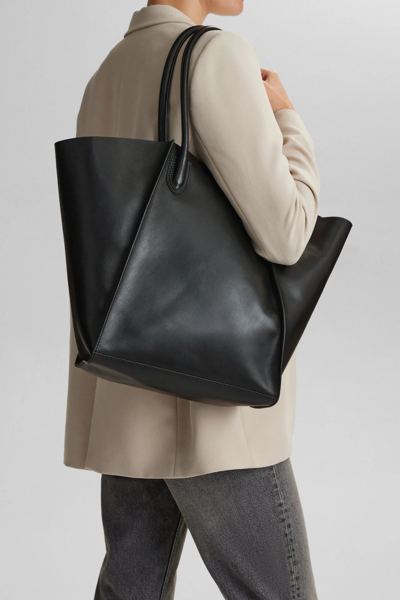 IlsaMBG Shopper, Antique - Image 3