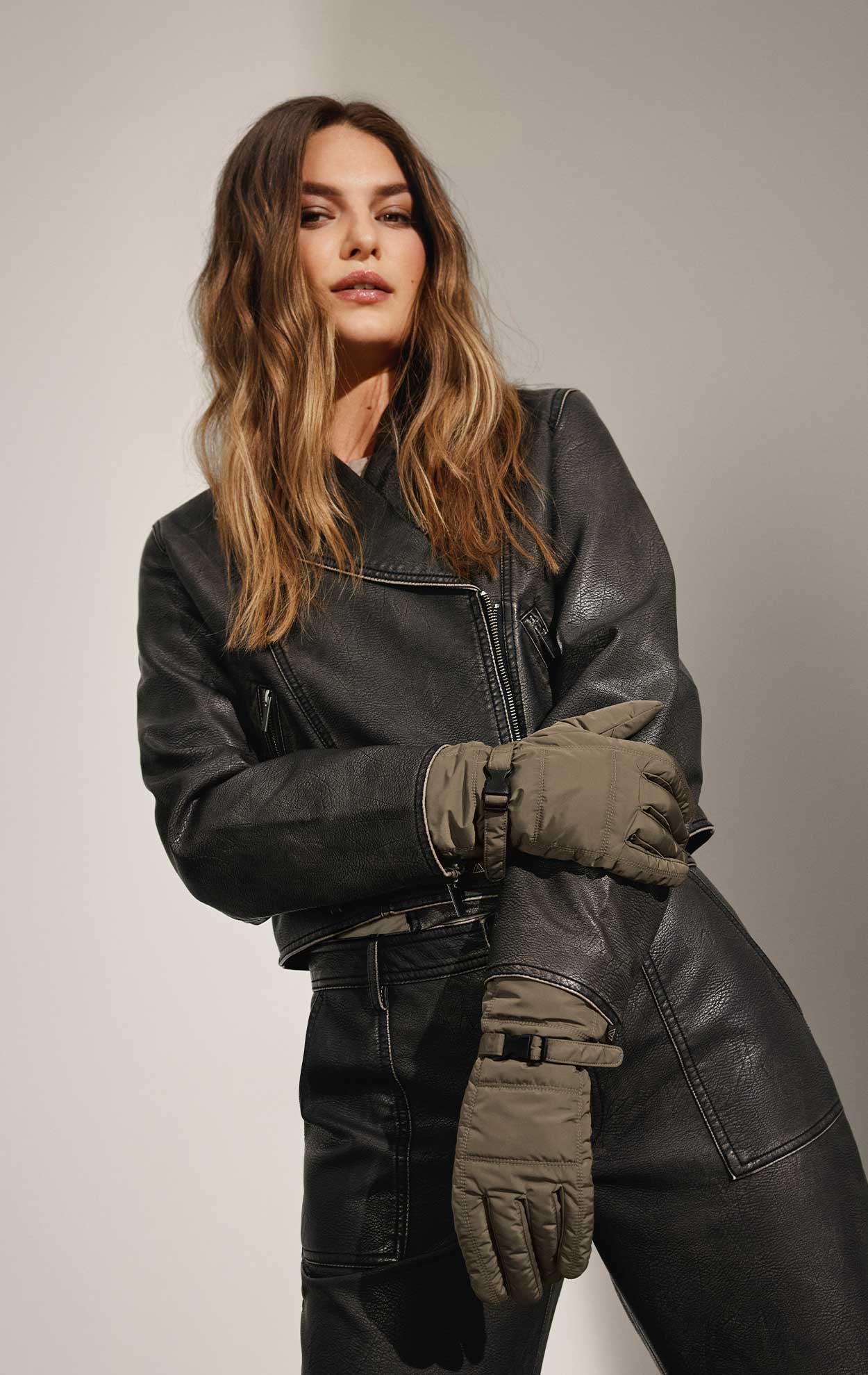 SaundraMBG Glove - Image 2